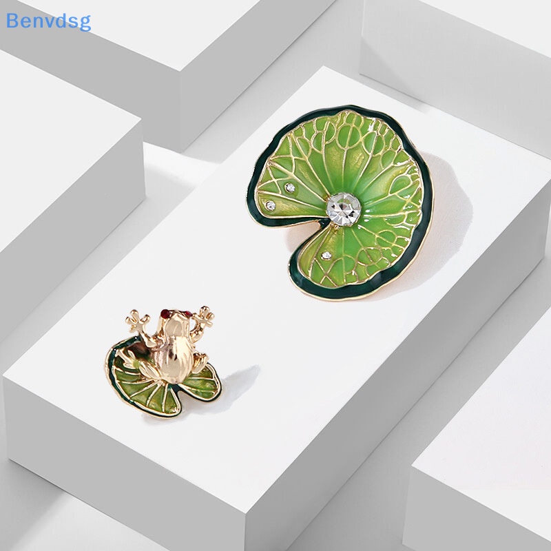 Bộ 2 Ghim Cài Áo Hình Ếch Và Lá Sen Đính Đá Thời Trang Cho Nữ