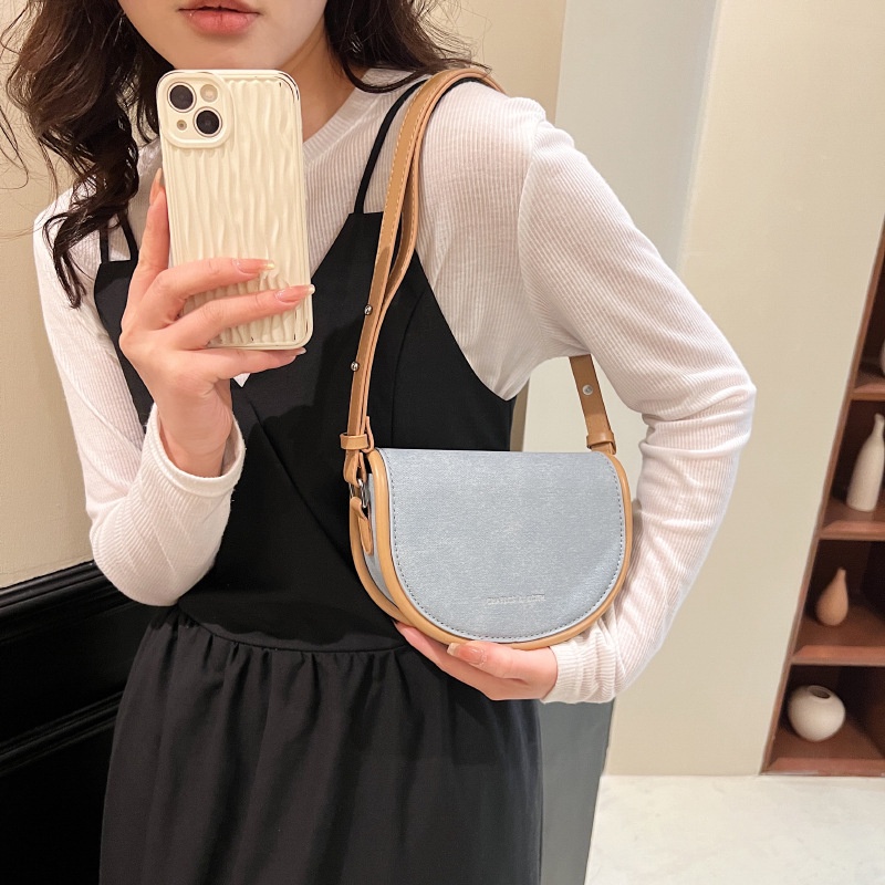 Áo Thun Nữ Lệch Vai In Chữ Phong Cách Hàn Quốc Mới