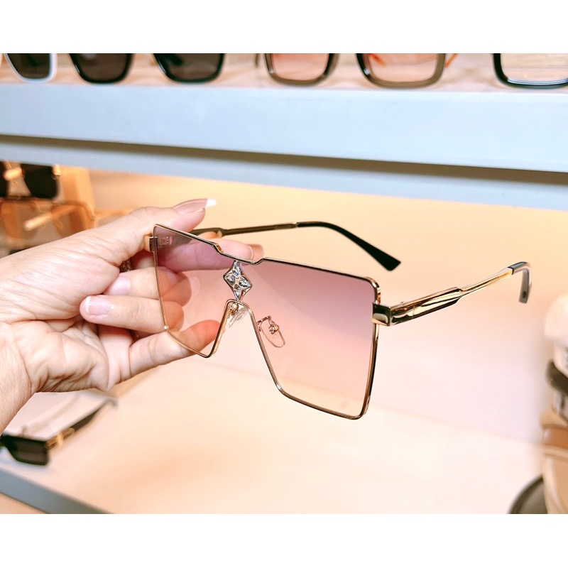 Kính Hiệu Hot LV Hồng Trà Ngôi Sao Đính Đá mẫu mới 2024