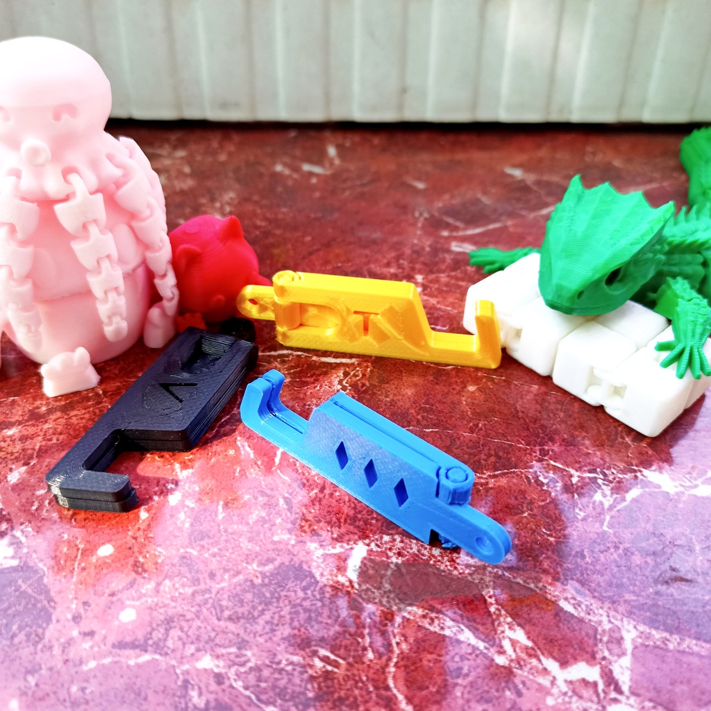 Giá đỡ điện thoại móc khóa ghim tên chữ cái - IN3D.INDINI