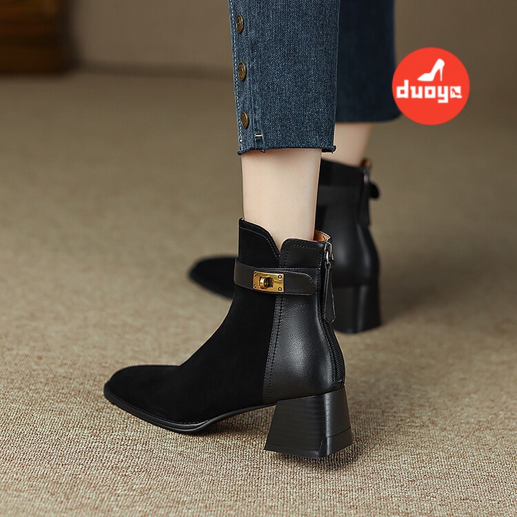 Duoya Tóc Thẳng ~ [Hàng Có Sẵn] Giày Bốt Martin Gót Dày Ngắn Mũi Vuông Cài Khóa Kim Loại Màu Hồng Phong Cách Retro Thu Đông Mới Cho Nữ