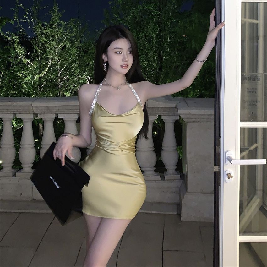 Đầm Hai Dây Ôm Eo Xếp Ly Vải Satin Màu Vàng Lấp Lánh Thời Trang Mùa Hè Cho Nữ