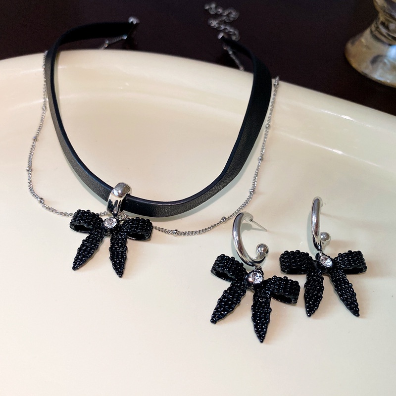 Vòng Cổ Dây Da Tua Rua Thắt Nơ Đính Kim Cương Giả Thời Trang