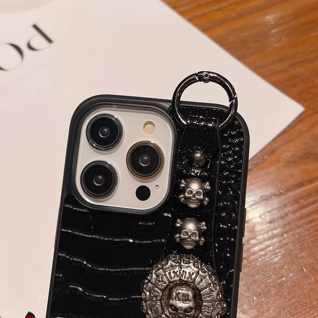 Ốp Điện Thoại Da Màu Đen Họa Tiết Đầu Lâu Đính Kim Loại Sang Trọng Có Dây Đeo Tay Cho iPhone 14ProMax 13 12 11 XSMax XR 7P