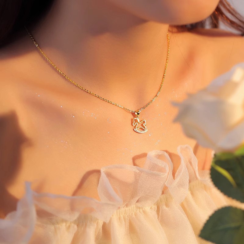 Vòng cổ Hình Ngựa Gỗ Đính Đá Lấp Lánh Thiết Kế Đơn Giản Chất Lượng Cao