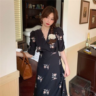 Váy voan hoa đen cao cấp, thanh lịch theo phong cách Pháp với cổ chữ V và thiết kế tạo hiệu ứng thuôn eo