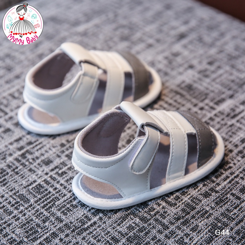 Giày Sandal Trắng Lỗ Mũi Xám