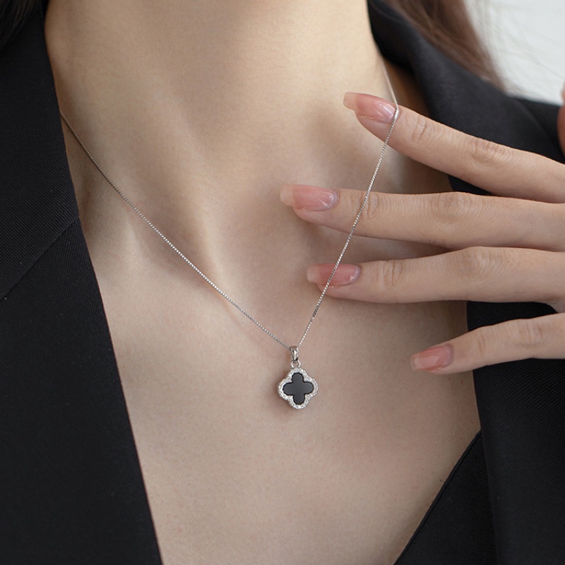 Vòng cổ Thép Titan Mạ Vàng Mặt Cỏ Bốn Lá Đính Đá Zircon Cao Cấp Thời Trang Cho Nữ