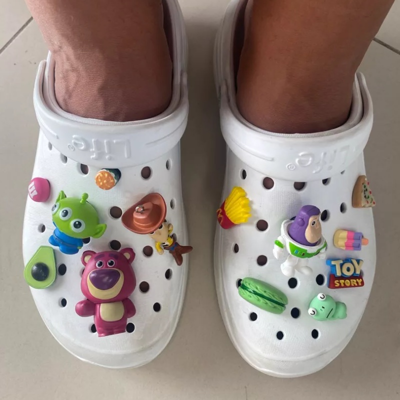 Giày Crocs Họa Tiết Hoạt Hình Buzz Lightyear Jibits Macaron Donut Jibbits Dâu Tây Trang Trí Giày Crocs Jibbitz Cho Nữ