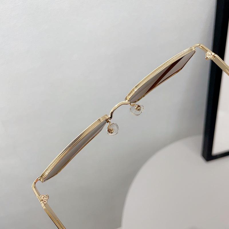 Ảnh đường phố hợp thời trang mới với gọng kim loại nhỏ, kính râm cá nhân và thời trang cho nam và nữ