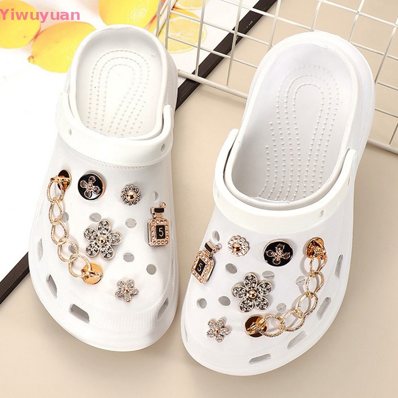 1 Cặp Giày Croc Phối Hoa Và Bướm Phong Cách Punk Thời Trang Cho Bé