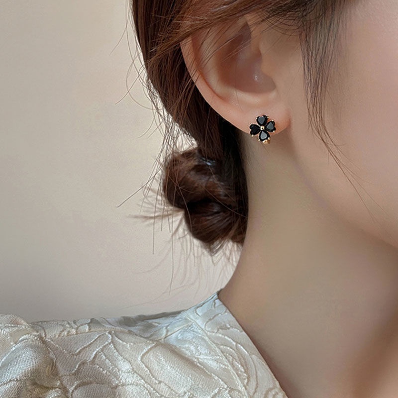 Bông Tai Bạc 925 Hình Cỏ Bốn Lá Màu Đen Nhẹ Nhàng Sang Trọng