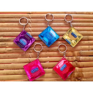 Móc khóa durex đủ màu để khách chọn treo balo, túi xách độc đáo