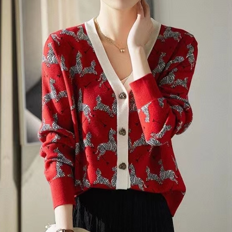 Multiplication 2023 early autumn new style design niche sweater v-neck knitted cardigan women's fashion long-sleeved bottoming top q