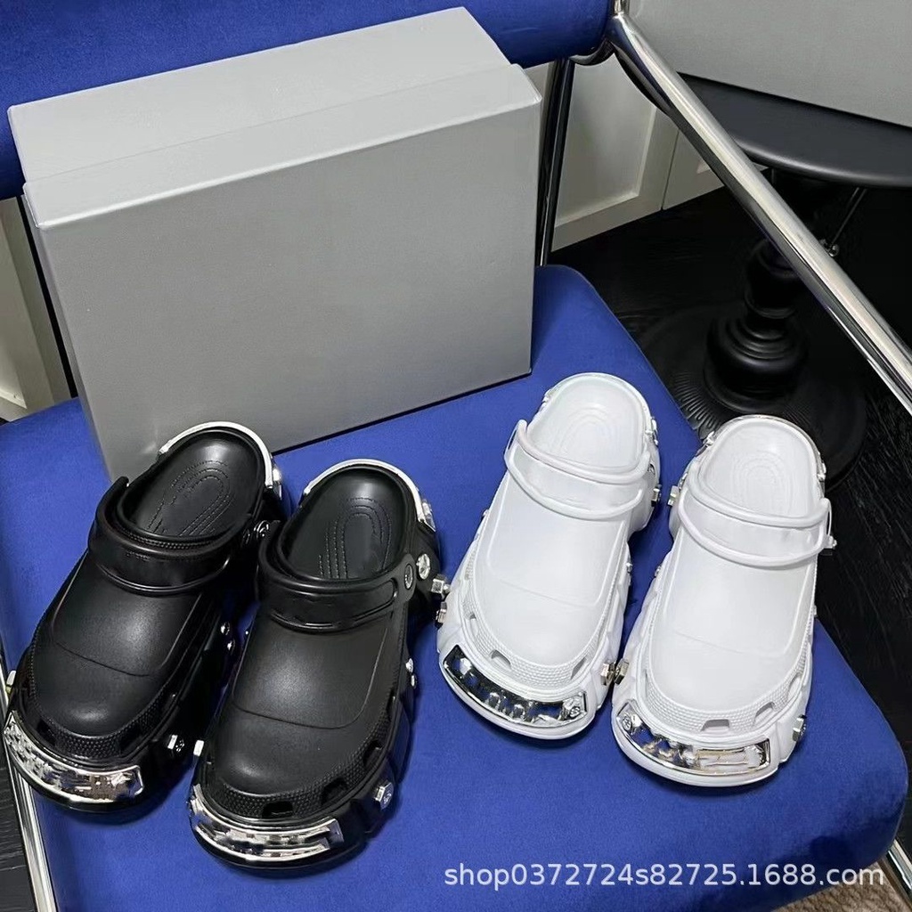 Dép Bít Mũi Đế Dày Tăng Chiều Cao Đính Đinh Tán Kim Loại