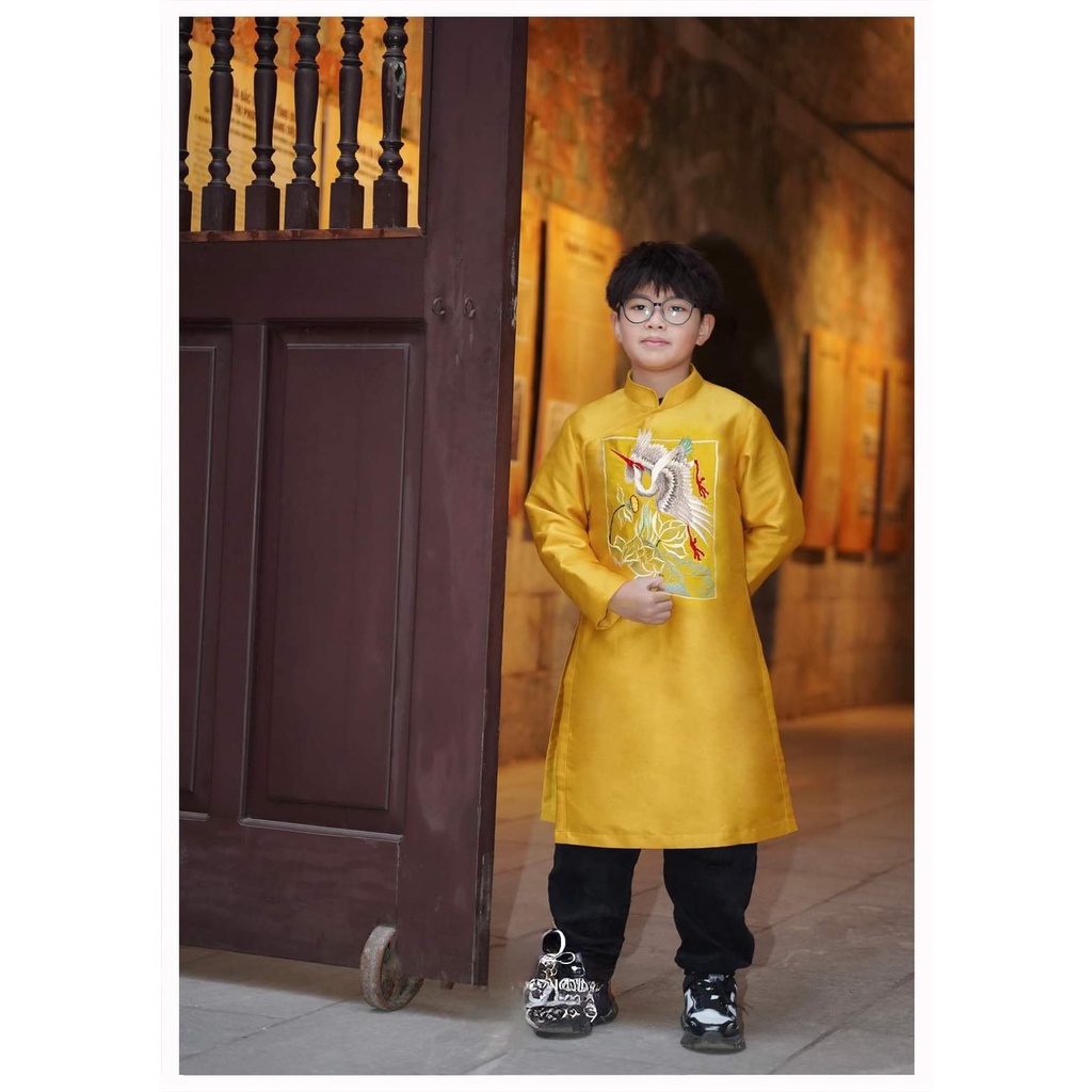 Áo dài bé trai màu vàng chất liệu Tafta thêu hạc cao cấp  - Xưởng Áo Dài Cách Tân - BT07