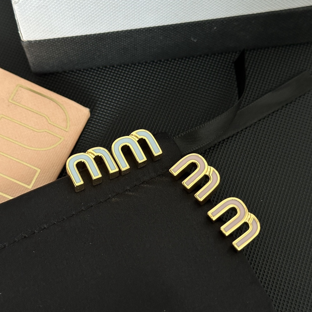 Miumiu bông tai titan thép chữ logo ear hoop stud earrings trang sức của phụ nữ