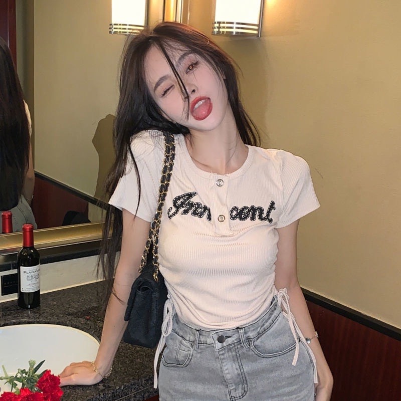 Áo Thun Boirp Ngắn Cổ Tròn Nút Bấm Ngắn Tay Kèm In Chữ Trước Ngực Phối Rút Dây Hai Bên Hông TTSLA1152