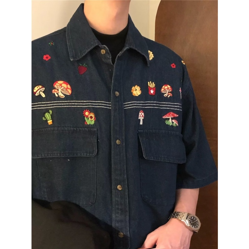 Áo Sơ Mi Tay Ngắn Cổ Bẻ Chất Liệu Denim Thêu Họa Tiết Hoạt Hình Phong Cách Retro Mỹ Cho Nam Nữ