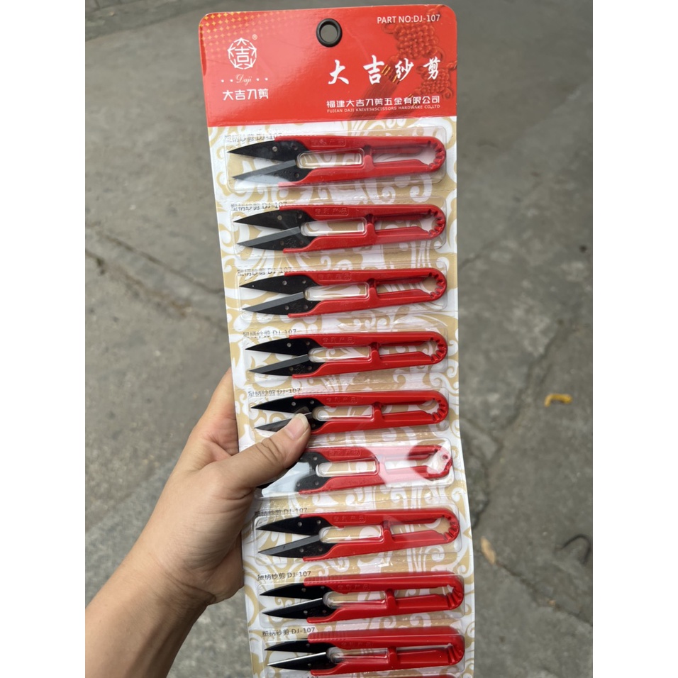 Combo 1 dây 12 cái kéo bấm chỉ nhựa đỏ lưỡi đen DJ 107 kéo bấm siêu sắc, chính hãng