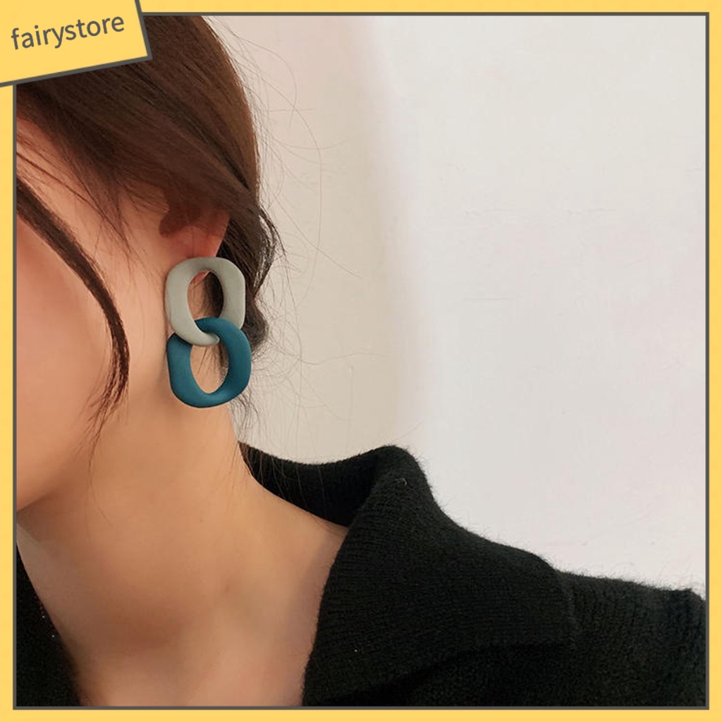 1 Đôi Bông Tai Hình Thoi Rỗng Màu Sắc Tương Phản Phong Cách Retro Dành Cho Nữ