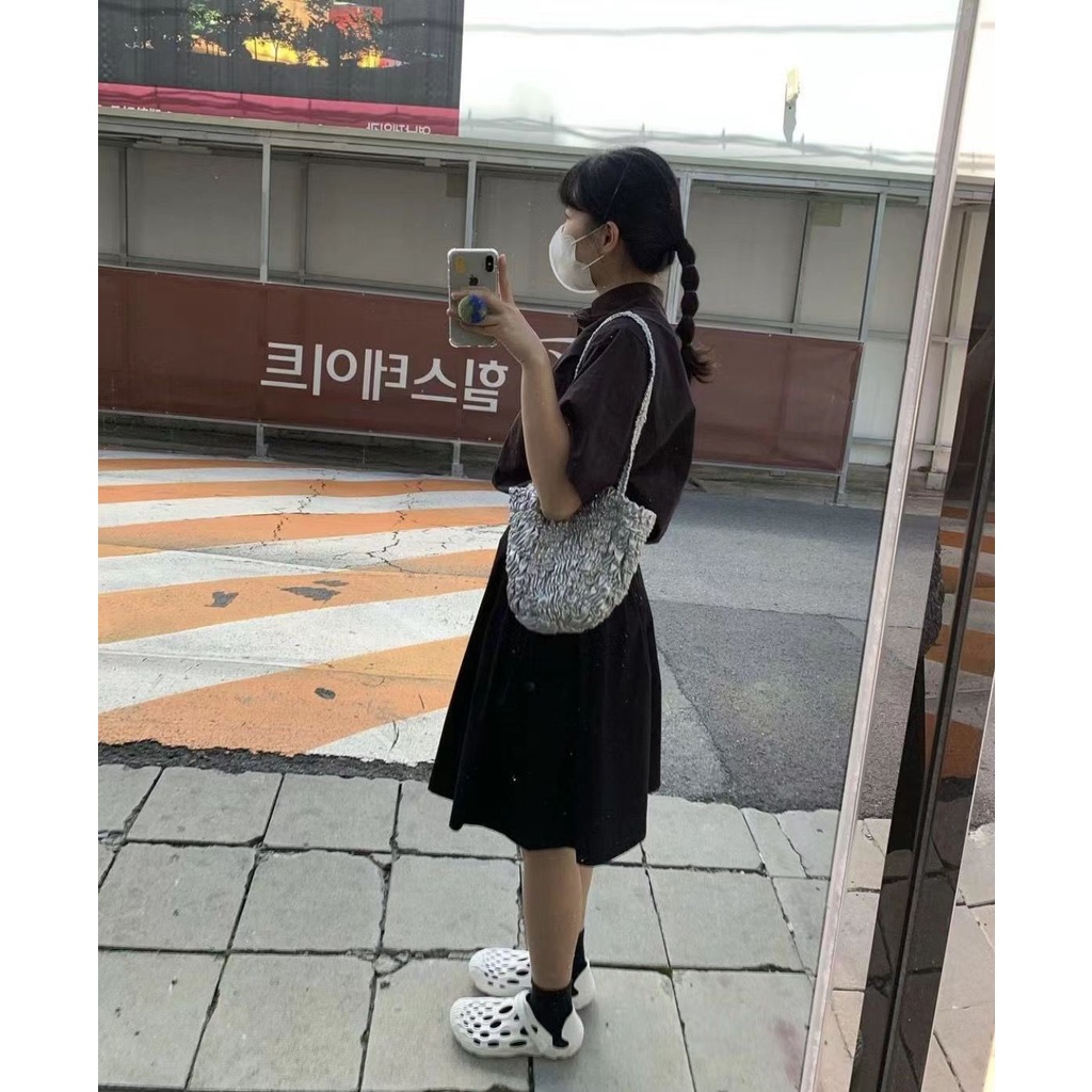 On Uk onuk Túi Đeo Chéo Vai Kết Cấu Xếp Ly Màu Bạc Cosmos Cao Cấp Dành Cho Bạn Nữ