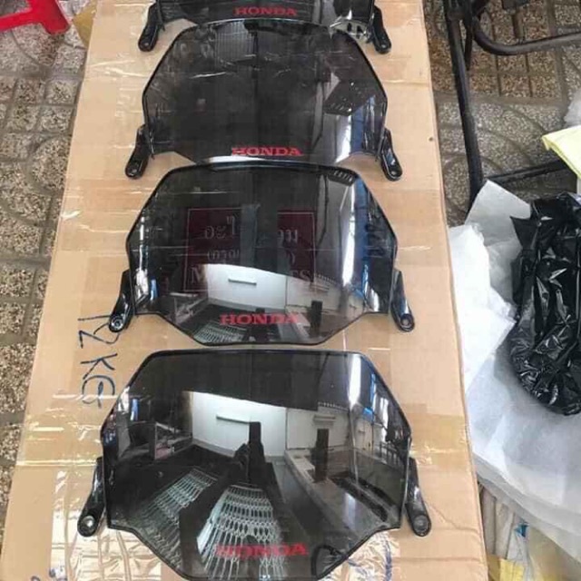 Kính chắn gió SH ý 2009 2010 2011 tem honda đỏ, kèm ốc đầy đủ