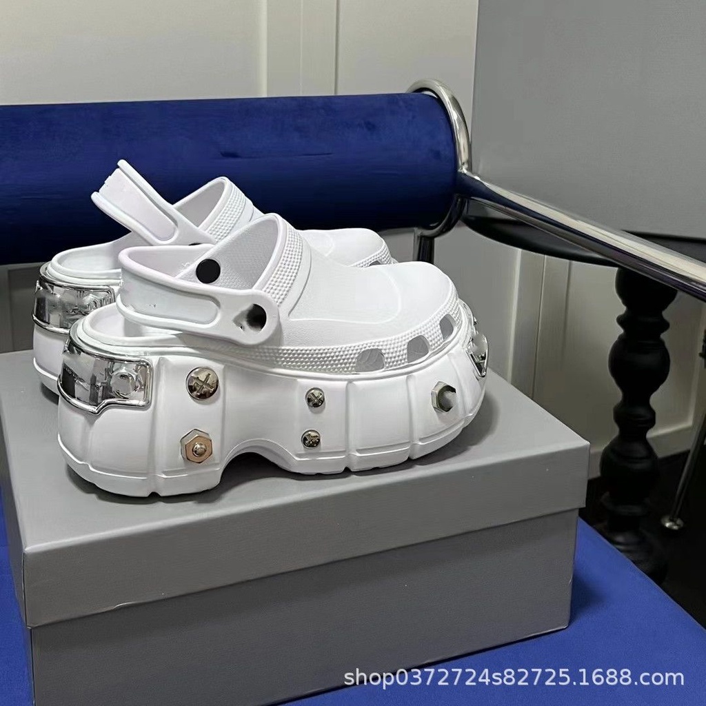 Dép Bít Mũi Đế Dày Tăng Chiều Cao Đính Đinh Tán Kim Loại