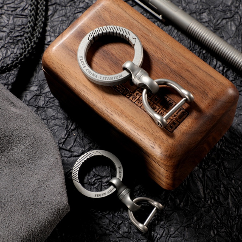 Dc 360 ° Xoay hợp kim titan mờ móc khóa ô tô móc khóa nam mặt dây chuyền sáng tạo đơn giản