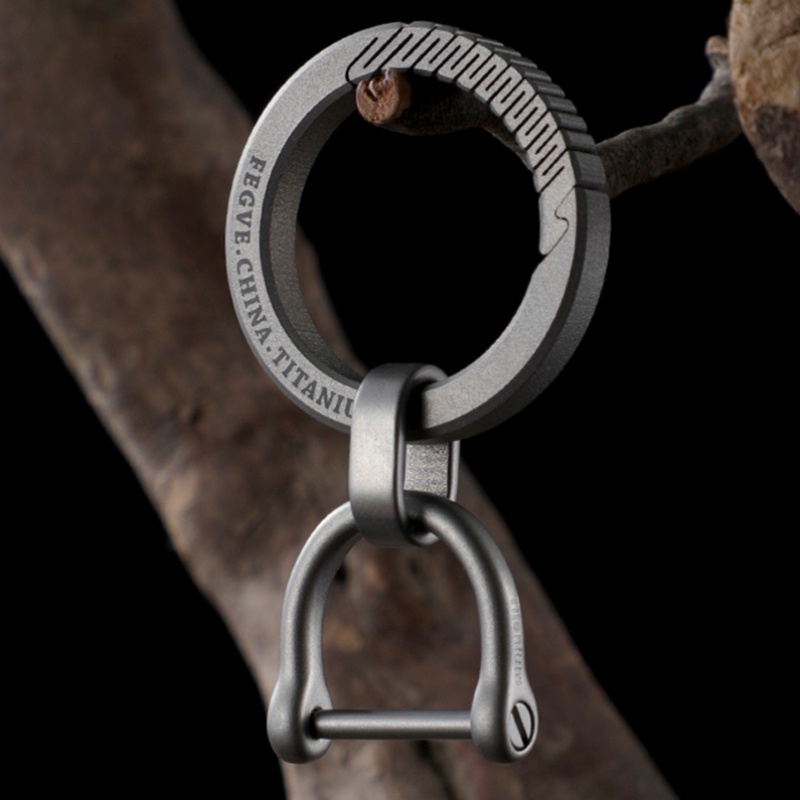 Dc 360 ° Xoay hợp kim titan mờ móc khóa ô tô móc khóa nam mặt dây chuyền sáng tạo đơn giản