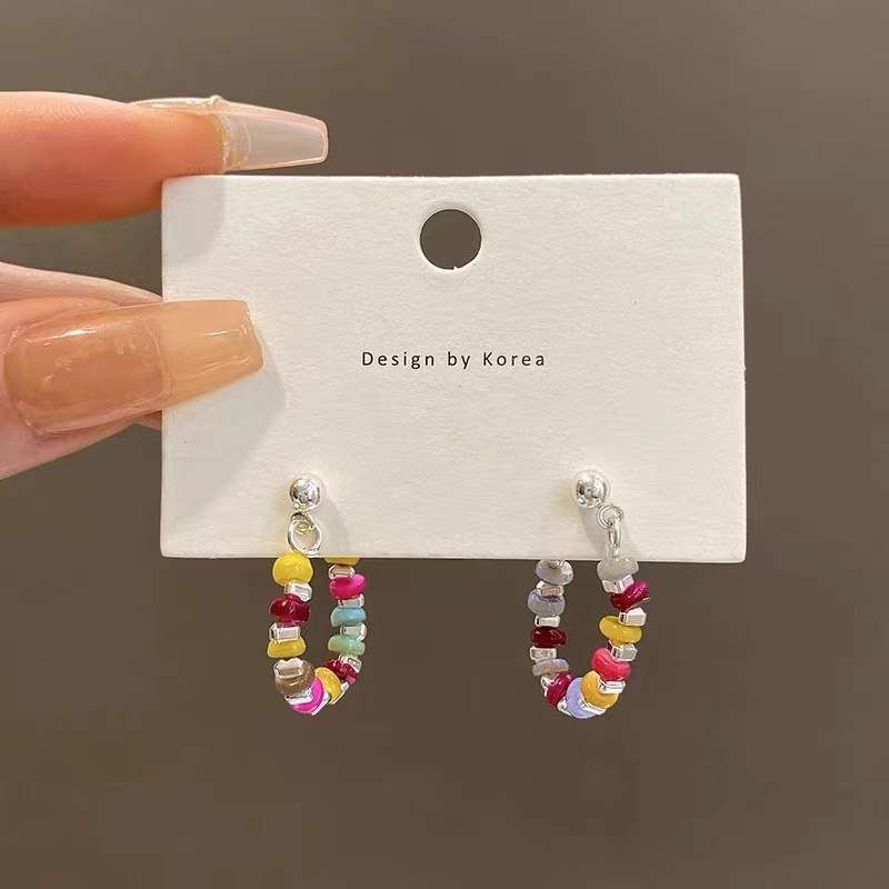 Khuyên Tai Dạng Vòng Tròn Nhỏ Đơn Giản Xỏ Hạt Nhiều Màu Sắc Thời Trang Mùa Hè Cho Nữ (Màu Sắc Ngẫu Nhiên