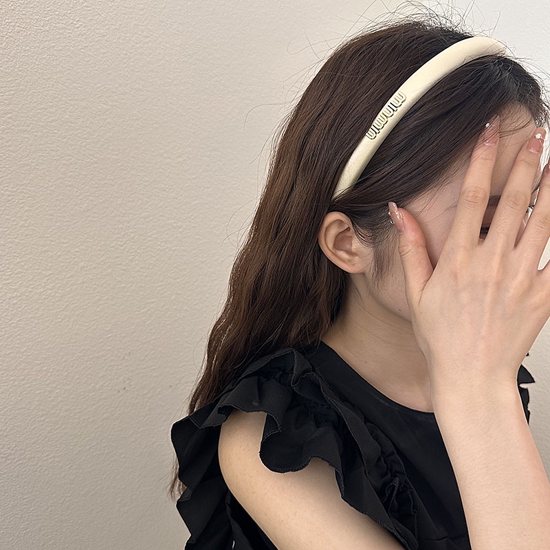 Băng Đô Cài Tóc Satin Màu Đen In Chữ Thời Trang 2023