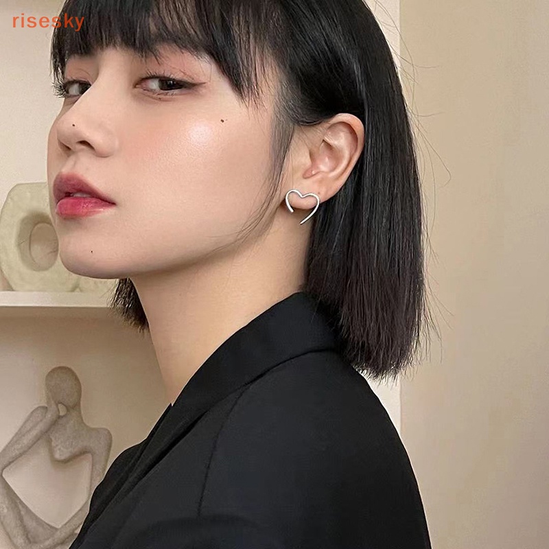 1 Đôi Bông Tai Kim Loại Hình Trái Tim / Hình Học Đơn Giản Phong Cách Cổ Điển Cho Nữ