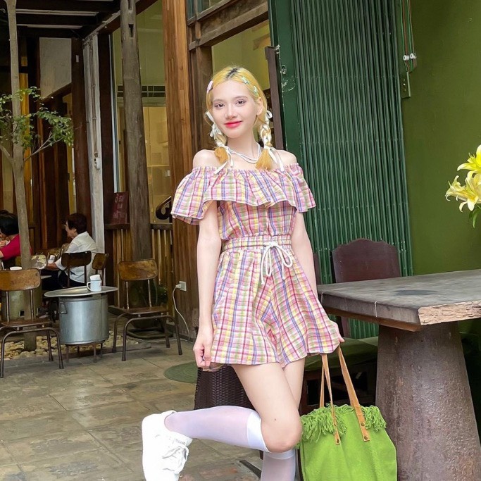 ☘️JUMSUIT bèo trễ vai kẻ hồng | BigBuy360 - bigbuy360.vn