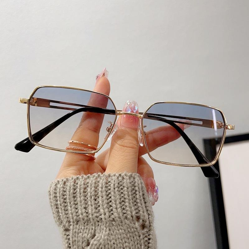 Ảnh đường phố hợp thời trang mới với gọng kim loại nhỏ, kính râm cá nhân và thời trang cho nam và nữ