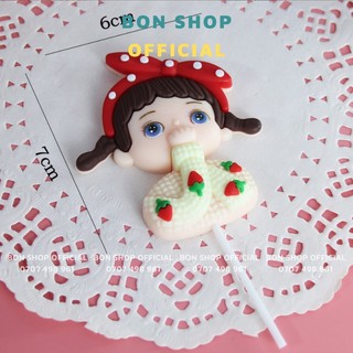 Topper silicone cô gái dâu tây nơ đỏ chấm bi