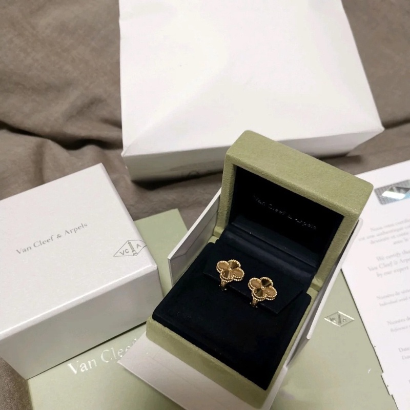 Bông Tai Mạ Vàng 18K Hình Cỏ Ba Lá Sang Trọng Cho Nữ