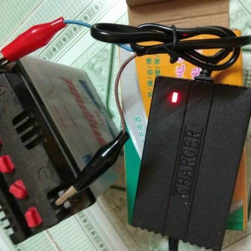 GIẢM KỊCH GIÁ Sạc bình acquy 12V 4Ah-20Ah acquy xe máy ,ô tô , xe đạp điện Ắc quy axit-chì