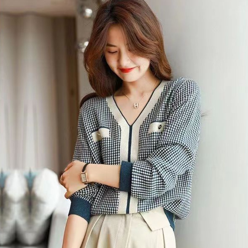 Multiplication v-cổ len dệt kim đáy áo sơ mi nữ quần áo mùa xuân 2023 phong cách mới mùa xuân thu phong cách dài tay bên trong áo len mỏng kiểu q