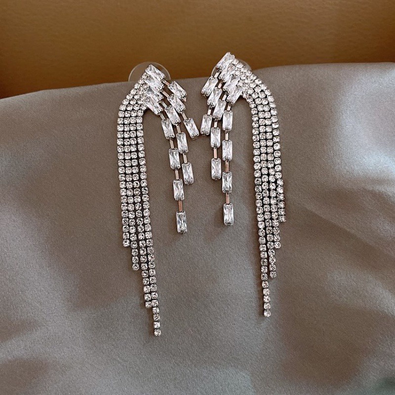 Đôi Khuyên Tai Dài Tua Rua Đính Đá Thời Trang Cho Nữ