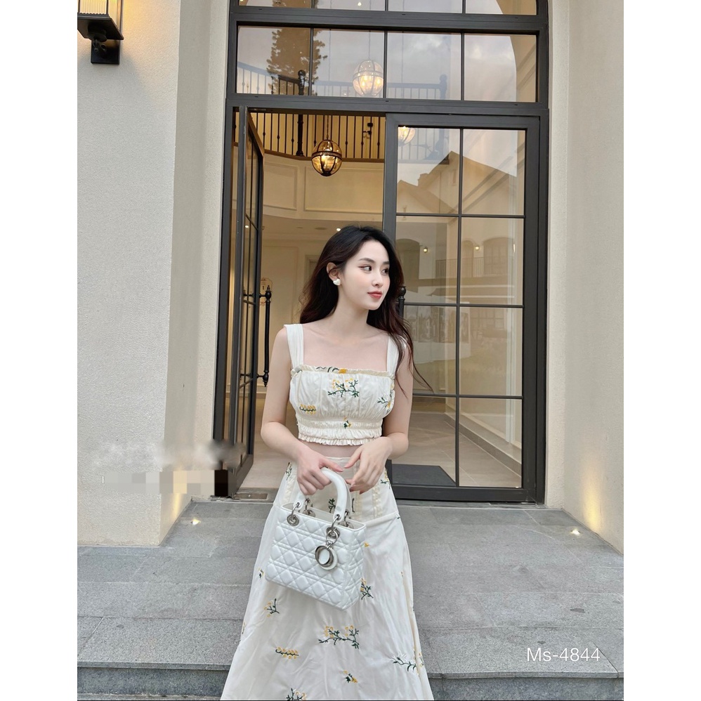 Set chân váy maxxi và áo 2 dây thêu hoa nhí đỏ DG 4560