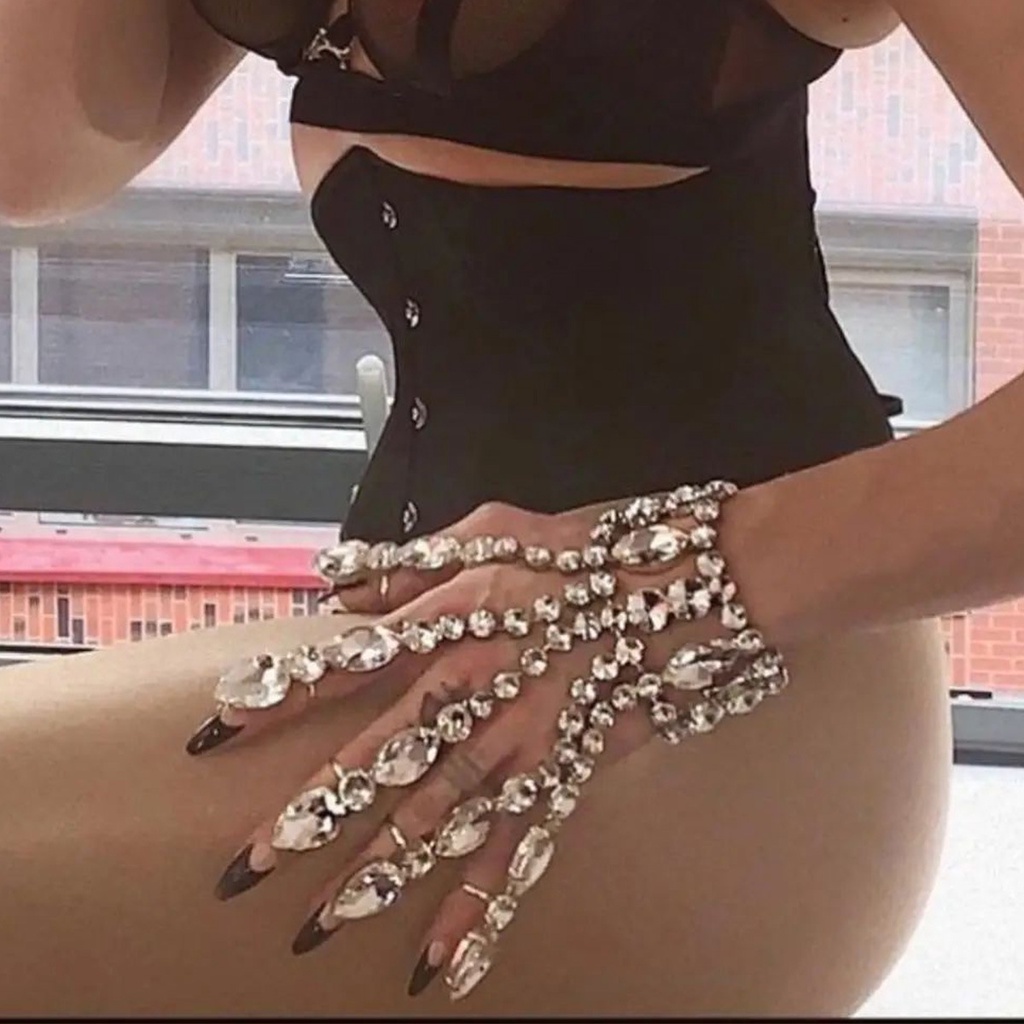 Vòng Đeo Tay Xỏ Ngón Đính Đá Mắt Ngựa Tua Rua Xuyên Biên Giới Âu Mỹ Thời