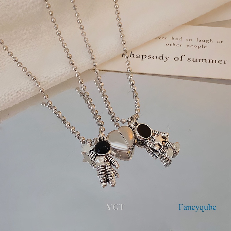 Bộ 2 Vòng cổ Mặt Hình Phi Hành Gia / Trái Tim Có Từ Tính Thiết Kế Tối Giản Thời Trang Cho Cặp Đôi