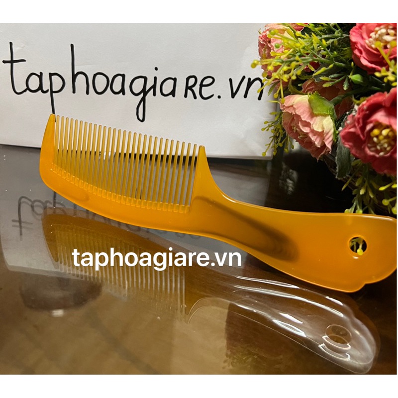 Lược chải tóc bằng nhựa loại dày, đẹp màu vàng,