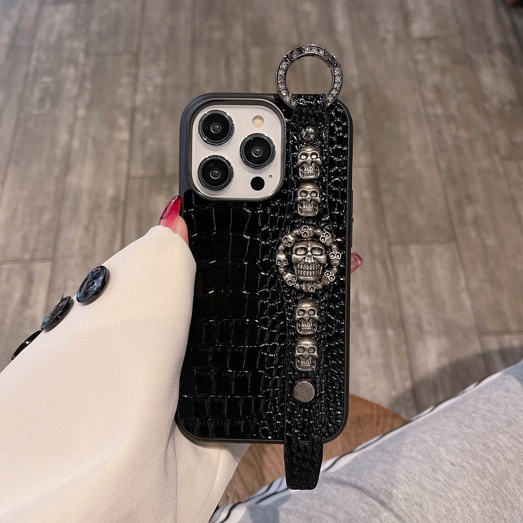 Ốp Điện Thoại Da Màu Đen Họa Tiết Hunter Wolf Có Quai Cầm Tay Sang Trọng Cho iPhone 14ProMax 13 12 11 XSMax XR 7P