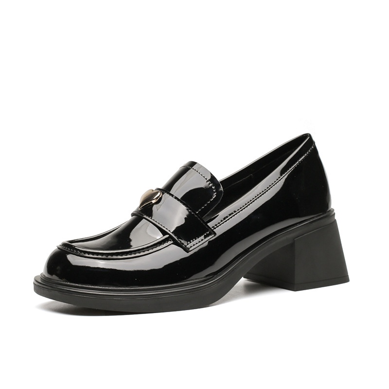 Giày da đen phong cách anh với khóa trái tim và gót chunky cho phụ nữ