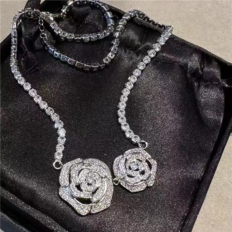 1 Vòng cổ Mặt Hoa Trà Đính Đá Zircon Sang Trọng