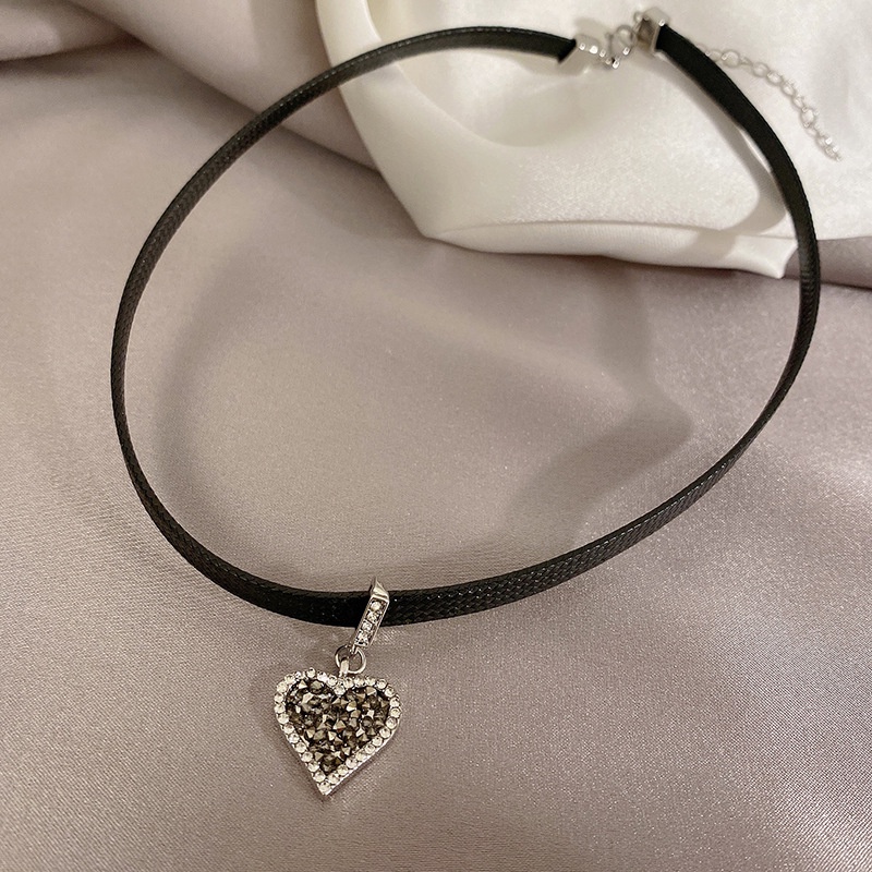 Vòng cổ Da Màu Đen Phối Mặt Trái Tim Thời Trang Sang Trọng Cho Nữ