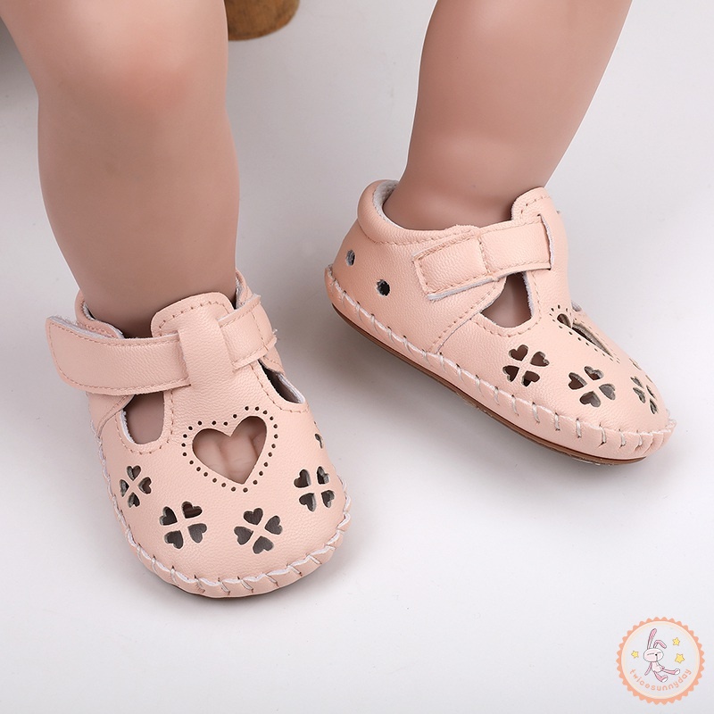 Giày Thể Thao Đế Mềm Thoáng Khí Họa Tiết Trái Tim Dễ Thương Cho Bé