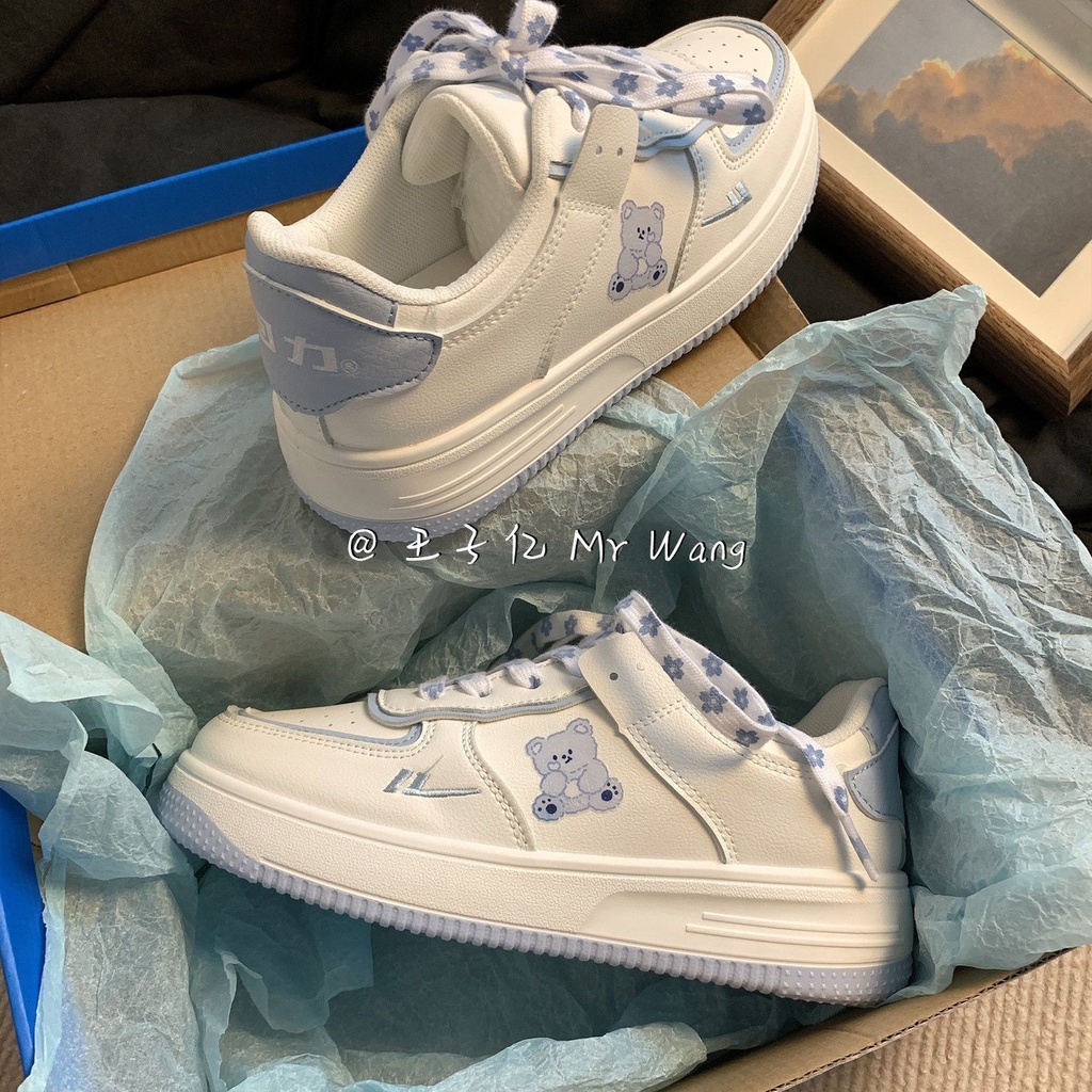 Giày thể thao cô gái 2023 mùa hè giày hội đồng quản trị mới thoải mái xu hướng sinh viên dễ thương gấu nhỏ cô gái giày trắng